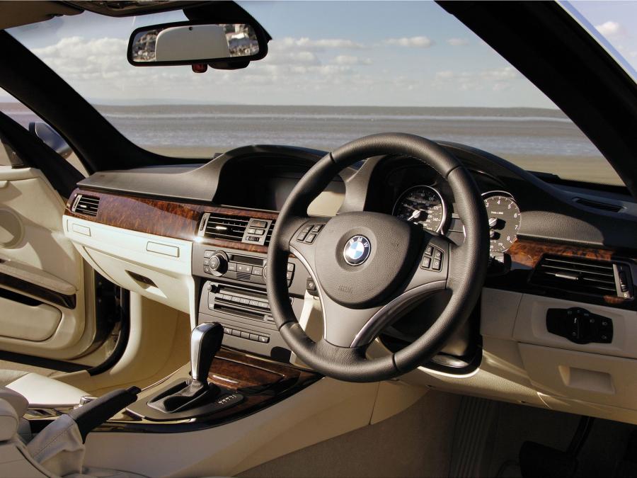  BMW 335i Convertible 2007 года  (UK) (фото 7 из 8)